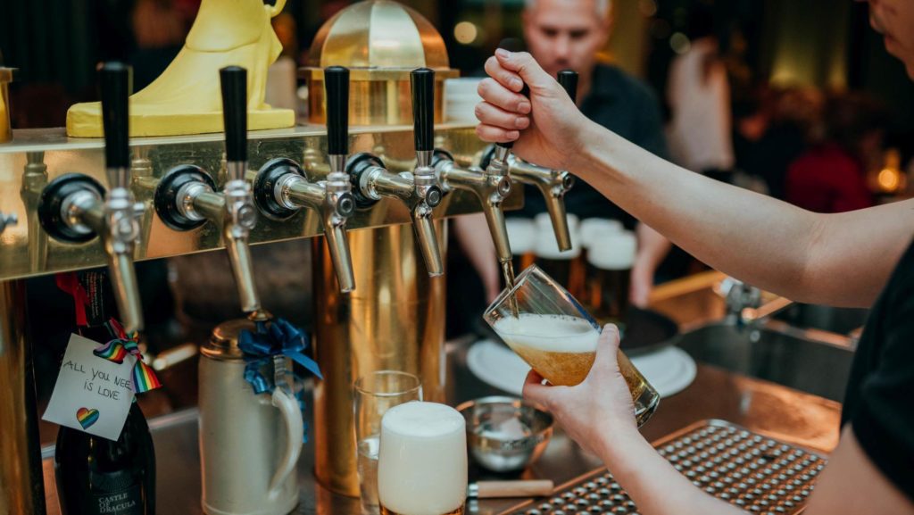 Bier-zapfen im Wirtshaus-fesch-Muenchen-Glockenbach